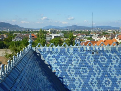 blauer Himmel Zsolnay Dach Budapest