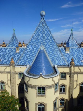 błękitne niebo zsolnay dachu Instytutu Geologicznego w Warszawie