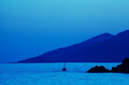 bateau et coucher de soleil bleu