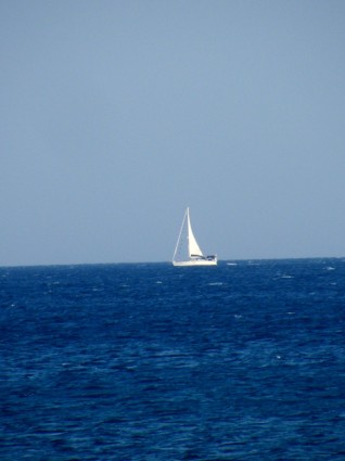 قارب في البحر