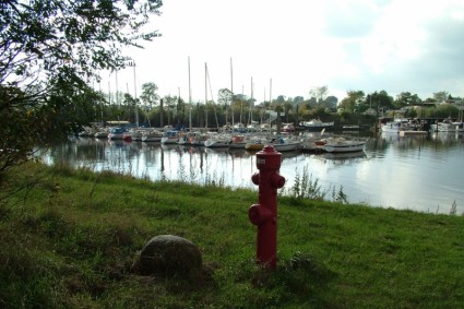 Boote mit roter hydrant