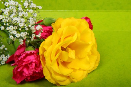bouquet su sfondo verde