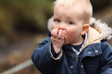 パンを食べる少年