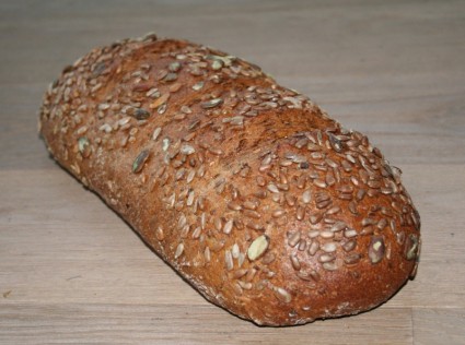 穀物パンの世界チャンピオンのパンをパンします。
