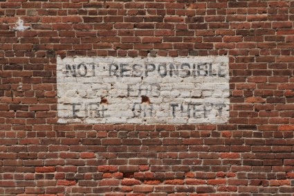 レンガの壁に描かれた記号