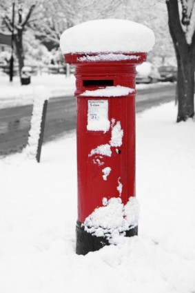 caja de correos británica en invierno