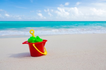 secchio e giocattoli sulla spiaggia