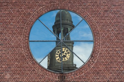 edificio reflejo de la ventana de la iglesia