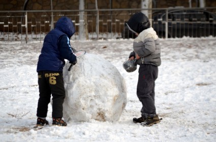 membangun manusia salju
