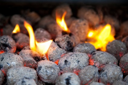 briquetas de carbón ardientes
