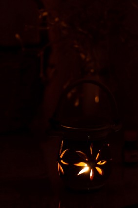 Kerzenlampe in Dunkelheit