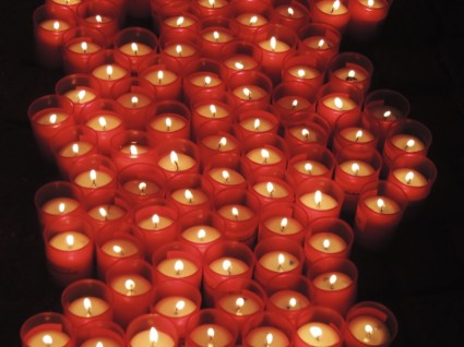 bougies prient rouge