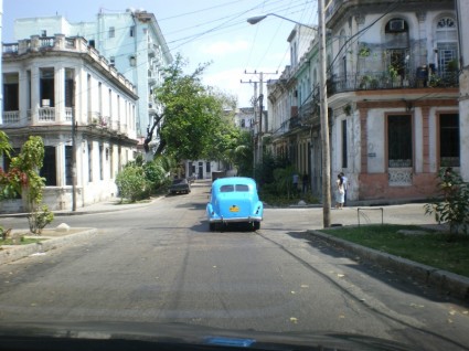 青い車キューバ