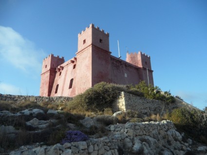 Torre del castillo rojo expuesto