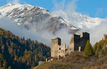 phế tích lâu đài núi