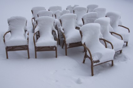 雪に覆われた椅子のビアガーデン
