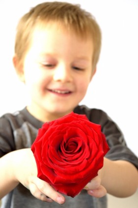 ребенок и розы