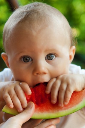 ребенок едят арбуз