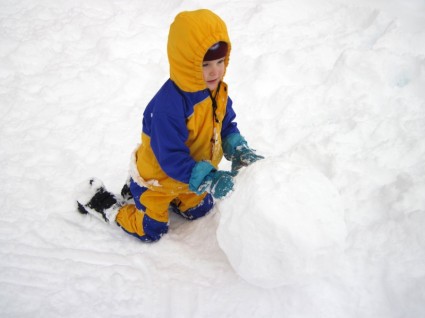 anak membuat bola salju