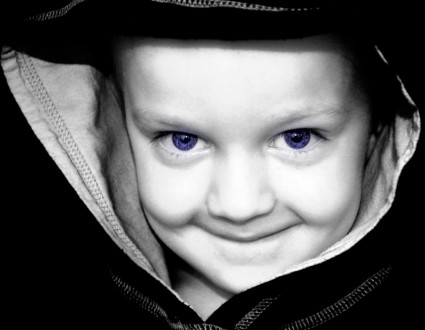 طفل بعيون زرقاء