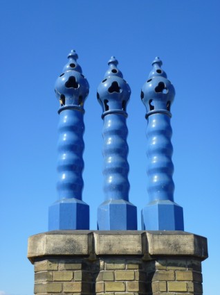 煙突の zsolnay 青い空