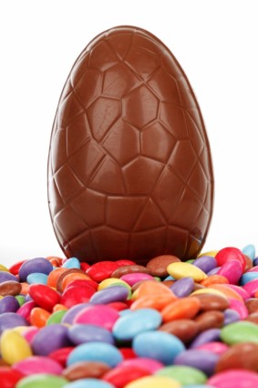 uovo di Pasqua di cioccolato e caramelle