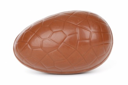 uovo di cioccolato isolato