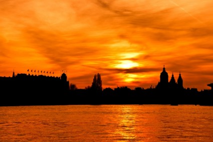 silhouette de la ville au coucher du soleil
