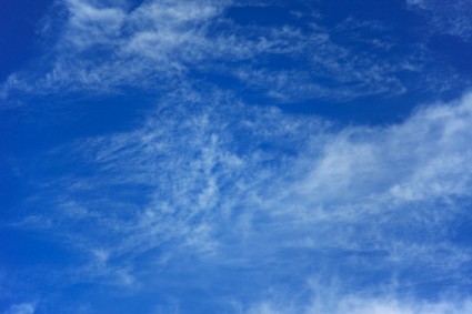 các đám mây trên bầu trời sau