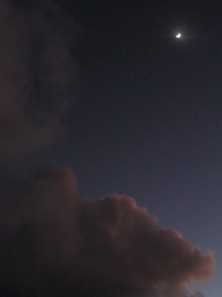 月明かりの下での雲