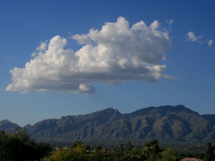 nuages au dessus des montagnes de l'arizona