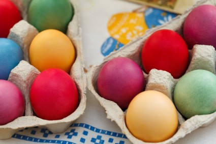 warna-warni telur Paskah