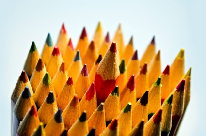 أقلام ملونة