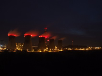 production combinée de chaleur et les cheminées de la centrale électrique de fumée