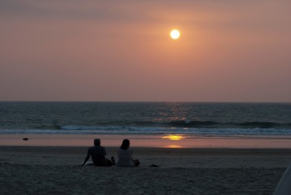 paar am Strand bei Sonnenuntergang