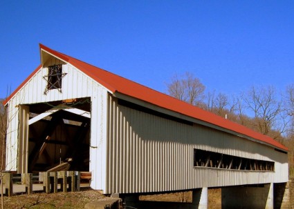überdachte Brücke mit dem roten Dach