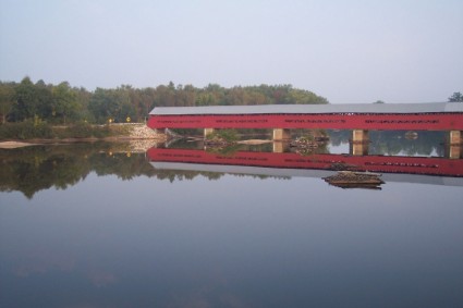 ponte coberta com reflexão