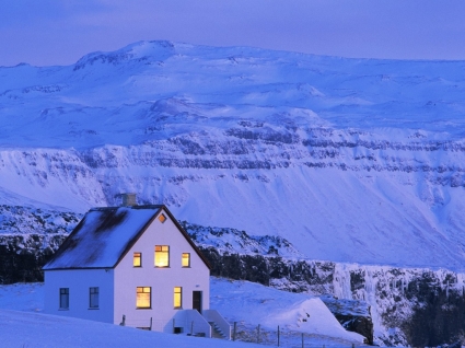 طبيعة الشتاء جدران المنزل المريح للجبال