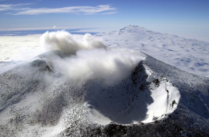 nhìn từ trên miệng núi lửa núi