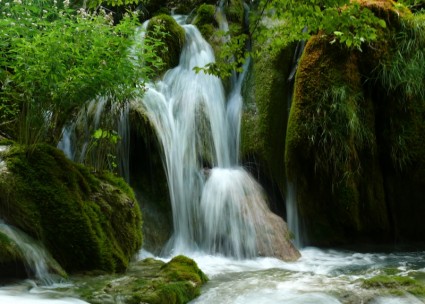 クロアチアの湖の滝