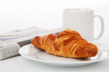 Croissant-Zeitung und Tee