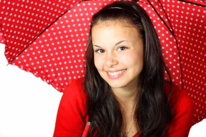 linda mujer con paraguas rojo