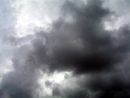 темные облака