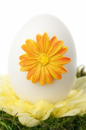 didekorasi dengan telur Paskah