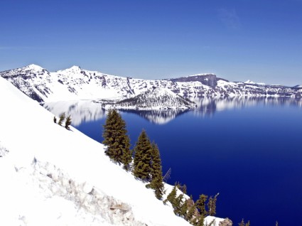 深い青色のカルデラ湖オレゴン