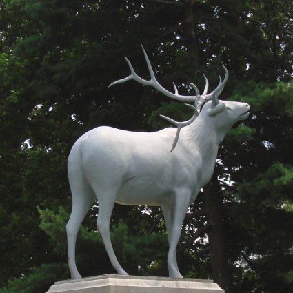 鹿紀念碑在公墓