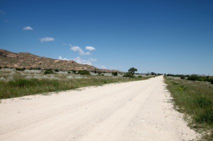 грунтовой дороге гравийная дорога одинокий