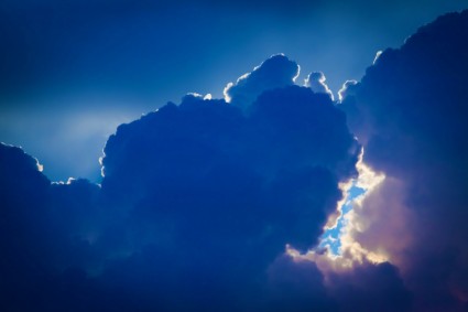 nuvole blu drammatici