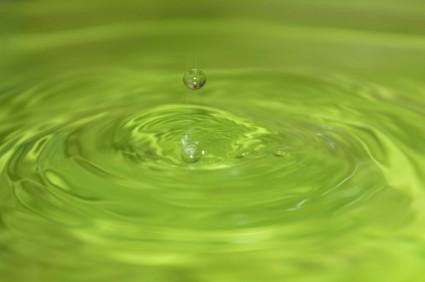 goccia di liquido verde