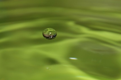 goccia di liquido verde